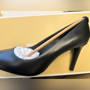 Brand New Michael Kohrs Dorothy Flex Pumps. 6.5. Black leather. Original box.